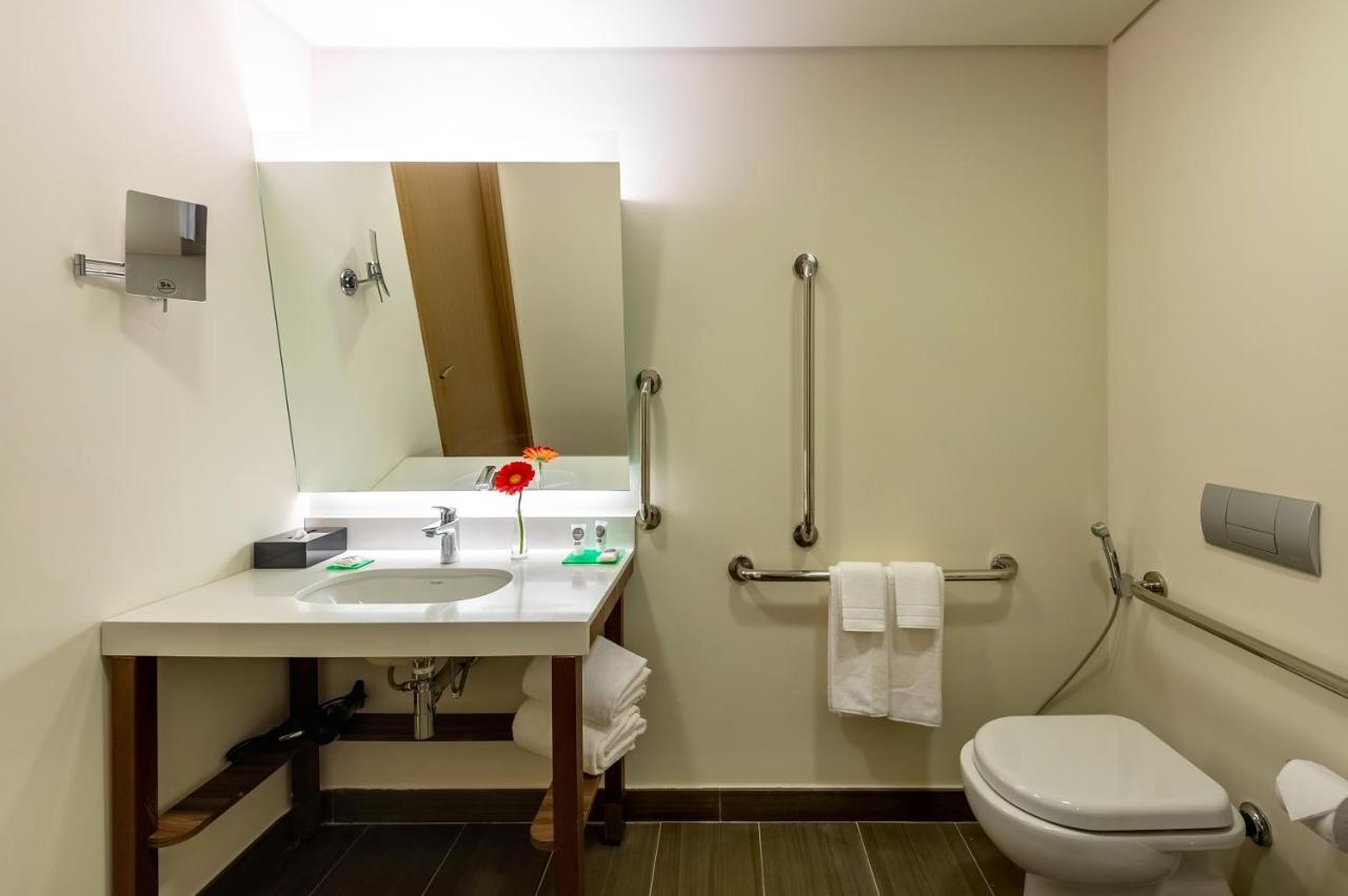 Quarto com 2 Camas de Solteiro e Banheiro Acessível para Hóspedes com Mobilidade Reduzida